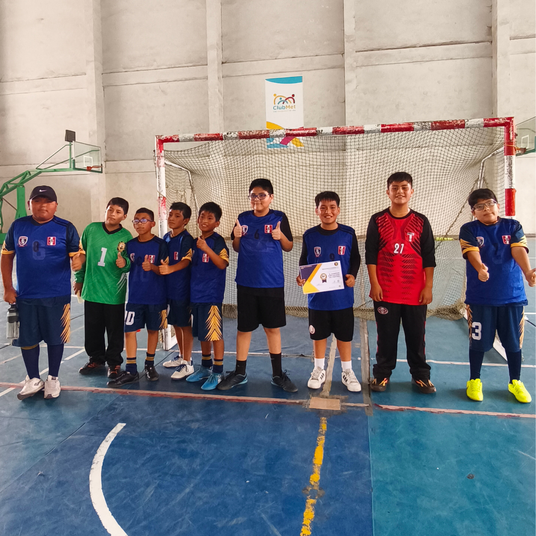 Equipo de balonmano TEAM FENIX frente al arco